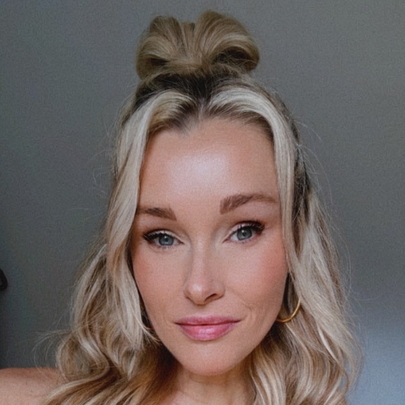 Meet your Posher, Cassandra - Picture 1 of 1